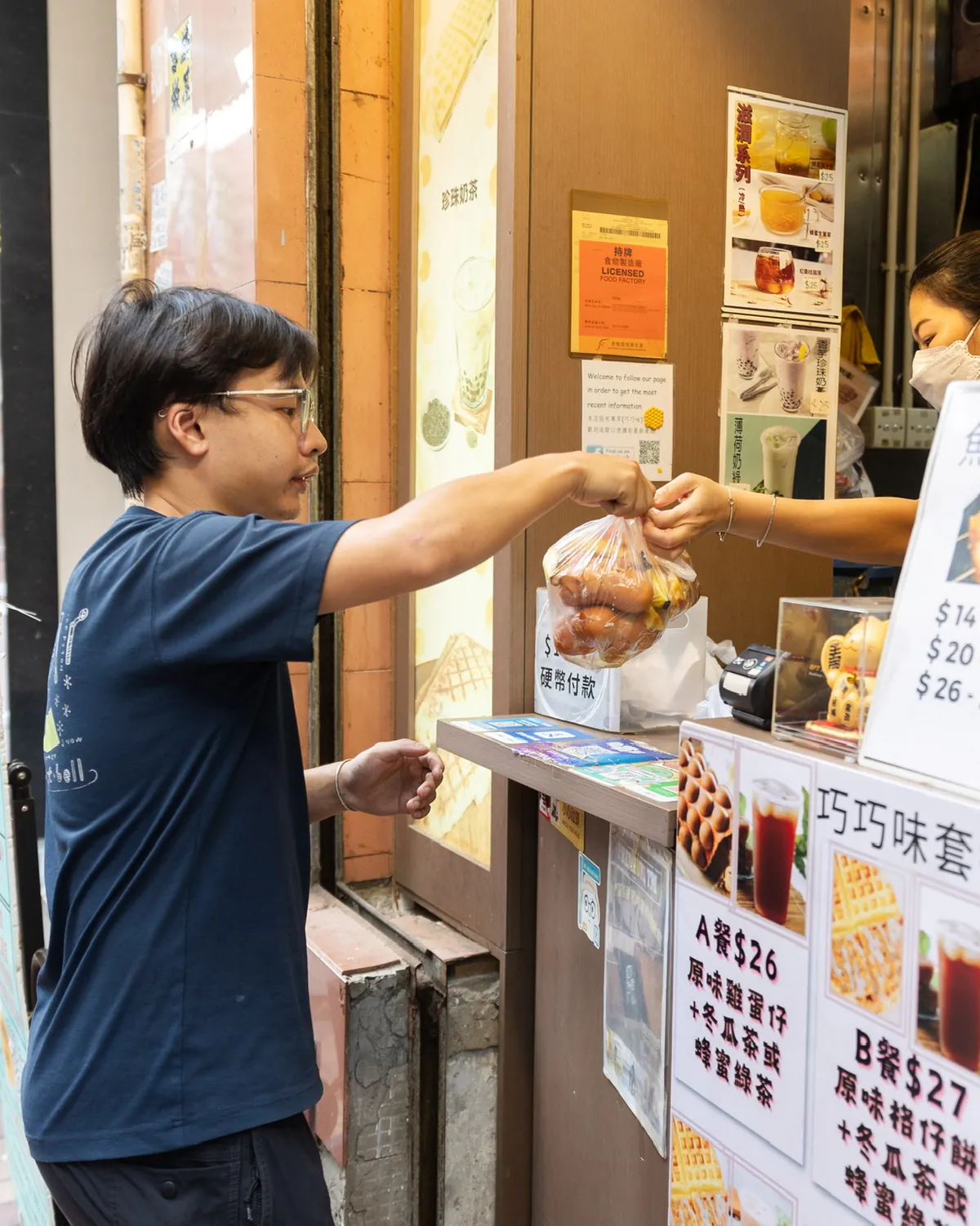 研究員喺屯門小店門口接收廚餘