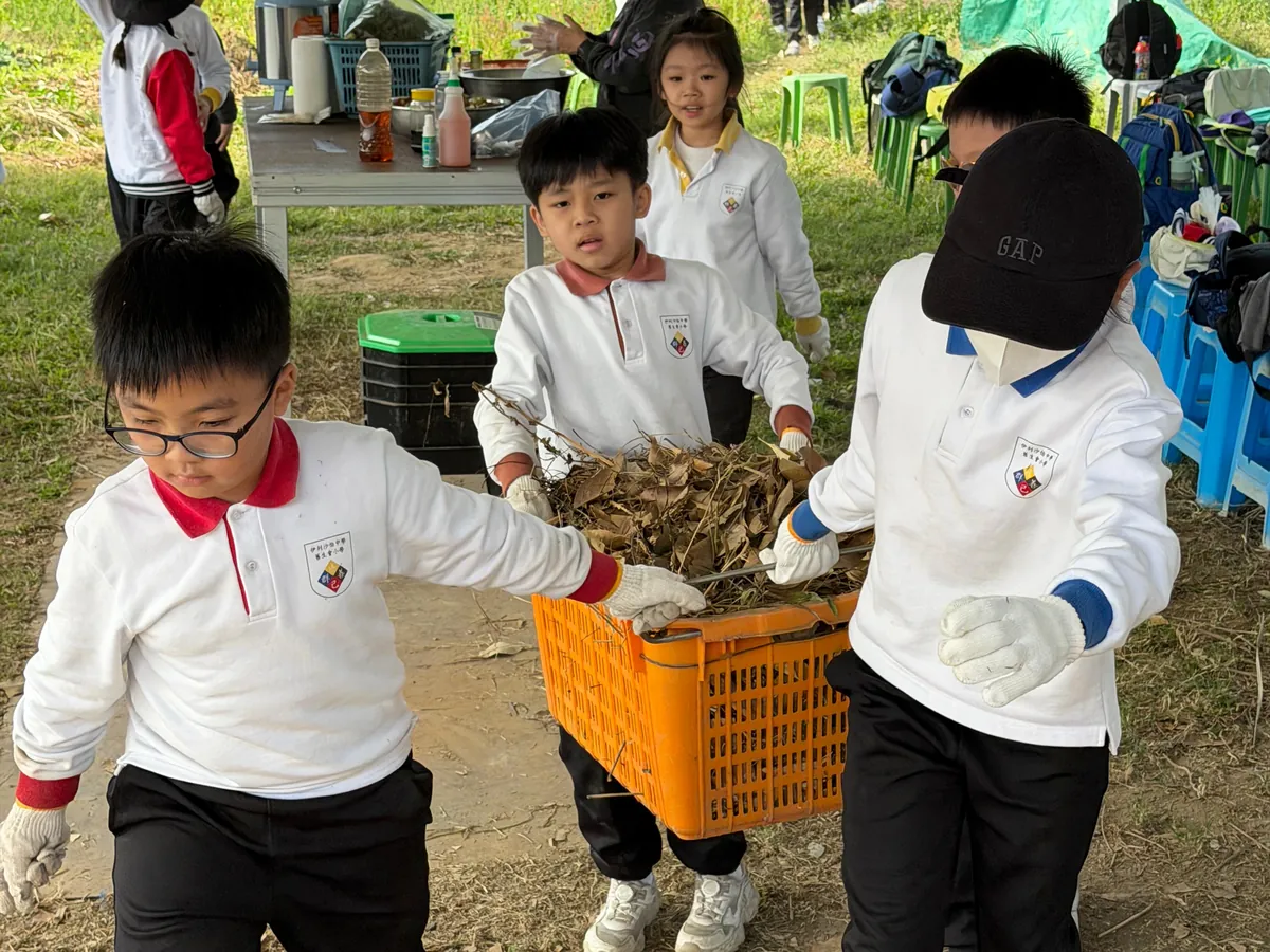小學生喺 Table-to-Farm 體驗日搬廚餘落田