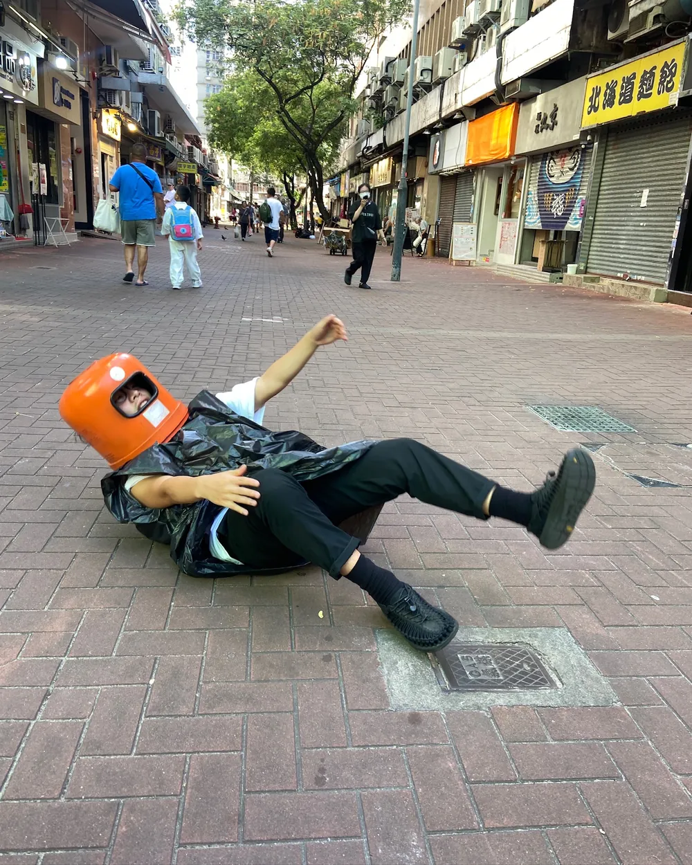 「垃圾桶人」喺街頭提醒大家戒液戒尖