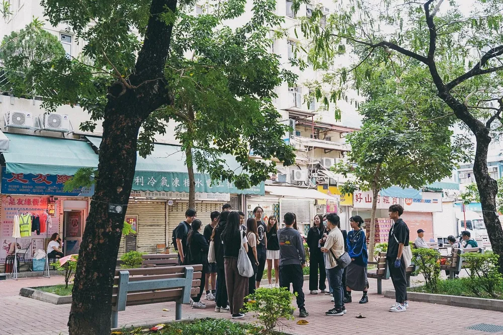 學生沿住屯門街頭行去收廚餘