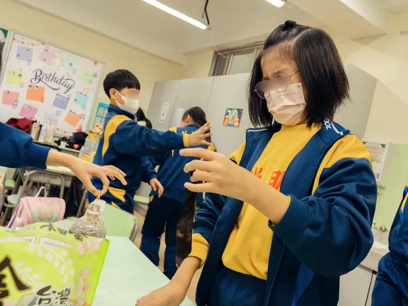 學生喺課室整廚餘自救桶