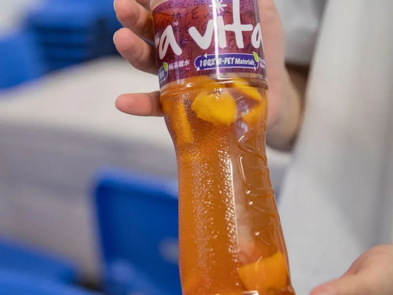 一樽發酵緊嘅果皮環保酵素